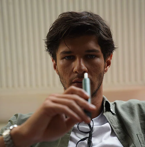 Man holding a MOK device